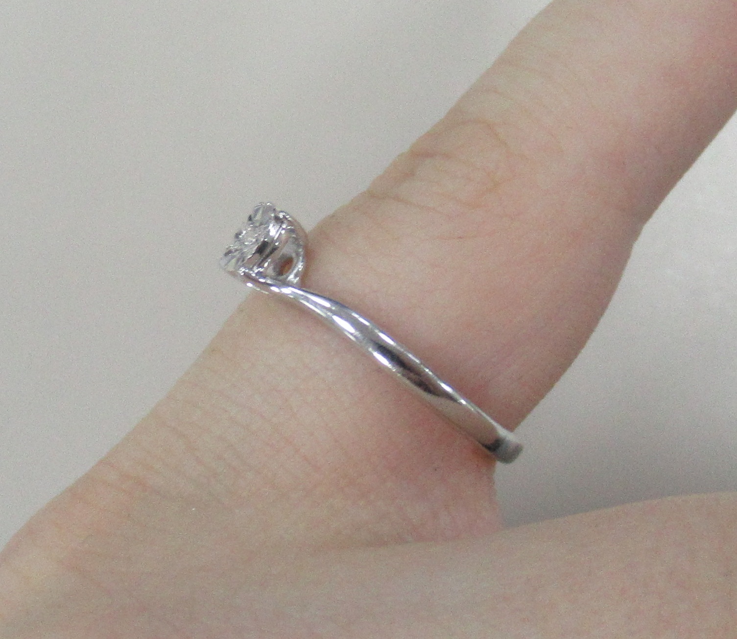 Серебряное кольцо с бриллиантом